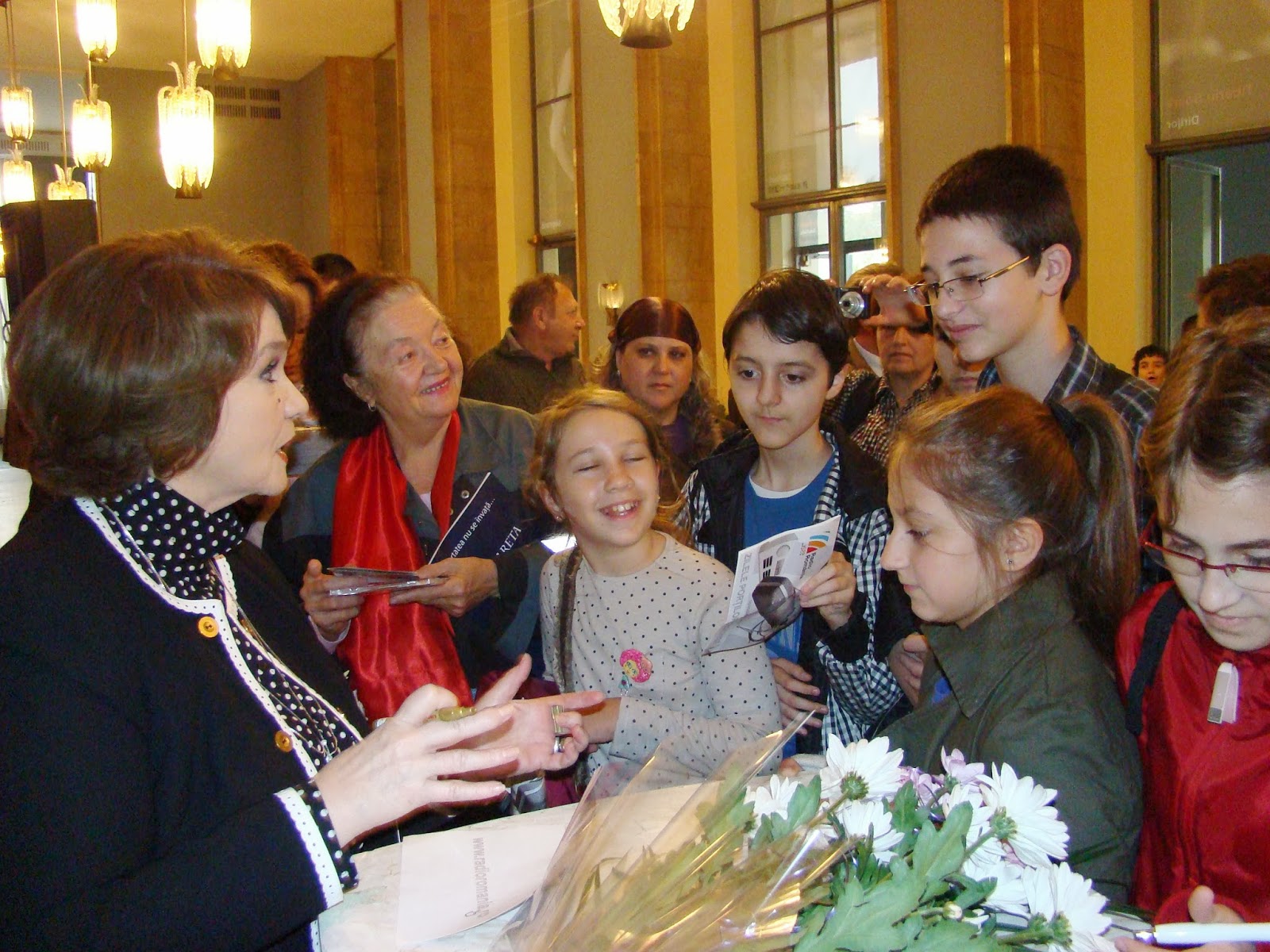 De vorba cu admiratori de toate varstele_ lansare CD 'Margareta 70'_ DSC07926