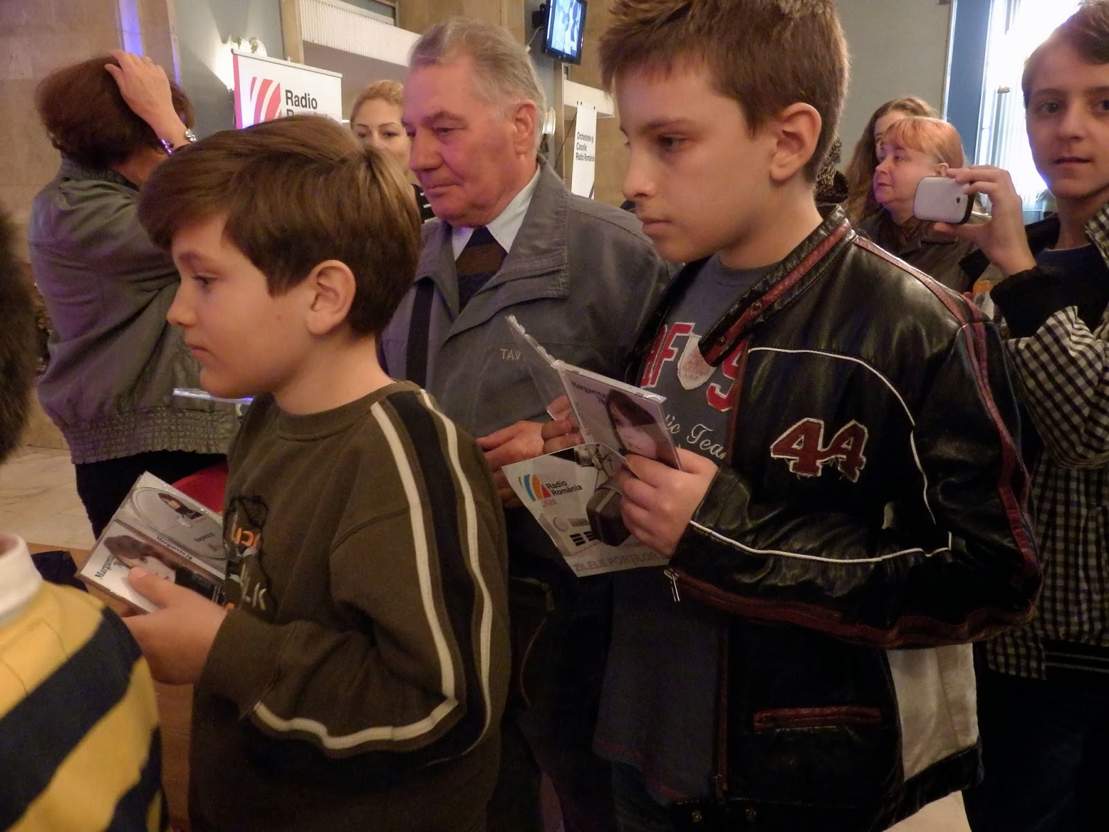 In asteptarea unui autograf la lansarea CD-ului 'Margareta 70'_ PB020437