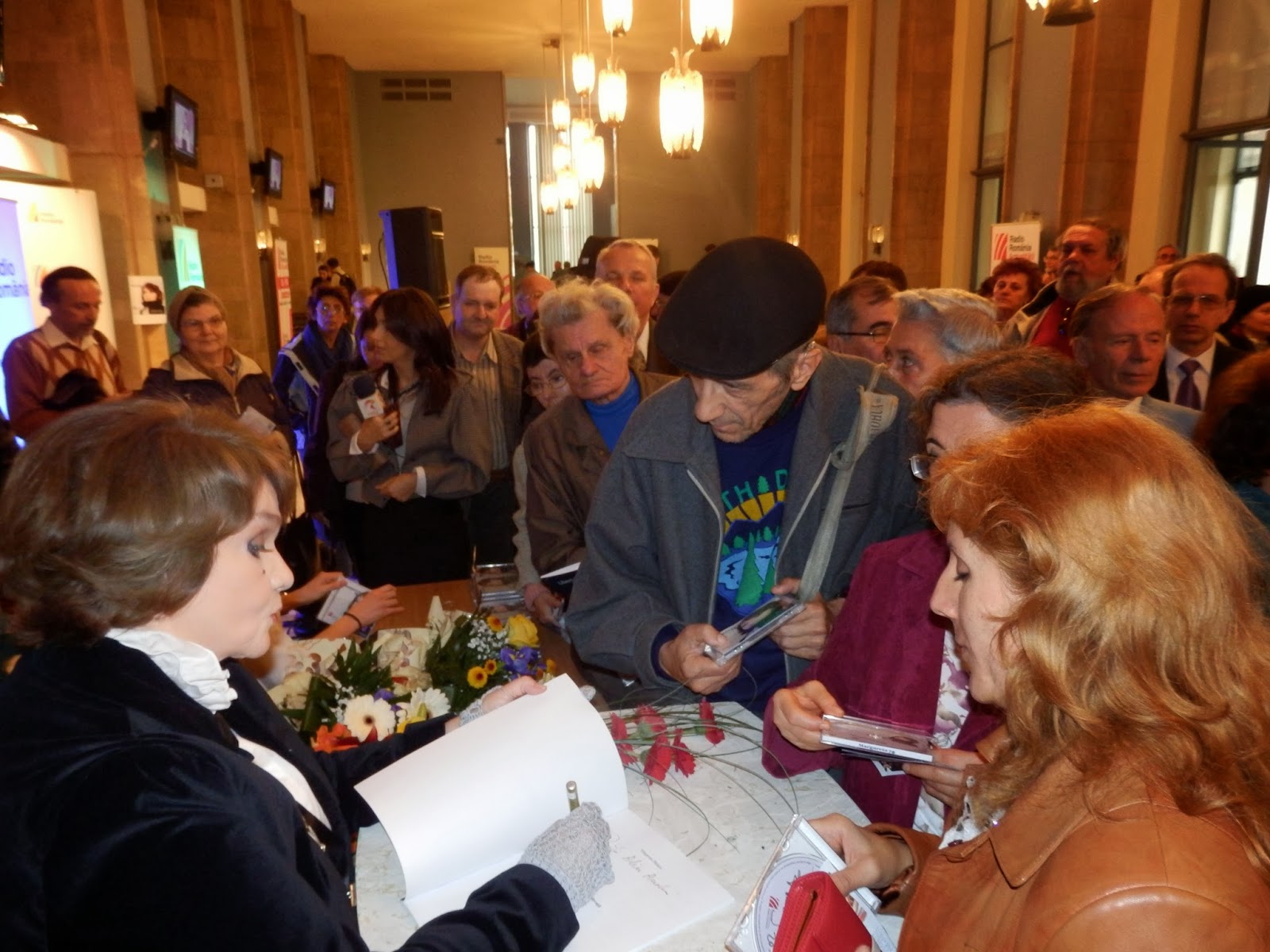 Margareta Paslaru - sesiune de autografe_ 01.11.2013_ PB010123